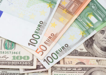 The dollar gains value versus all other major currencies on international markets. This acceleration has caused the euro/dollar parity to fall to its lowest point since 2002. Dollar and euro exchange rates were equal.